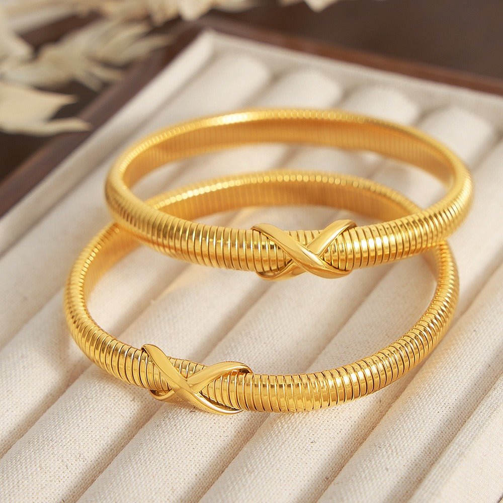 18K gold bracelet with retro lines and infinity loop design - JuVons