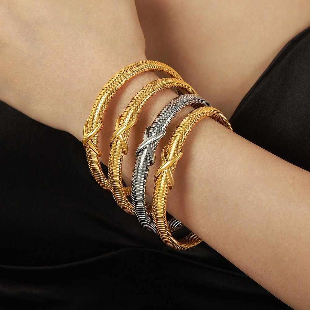 18K gold bracelet with retro lines and infinity loop design - JuVons