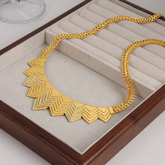 18K gold exaggerated arrow design necklace - JuVons
