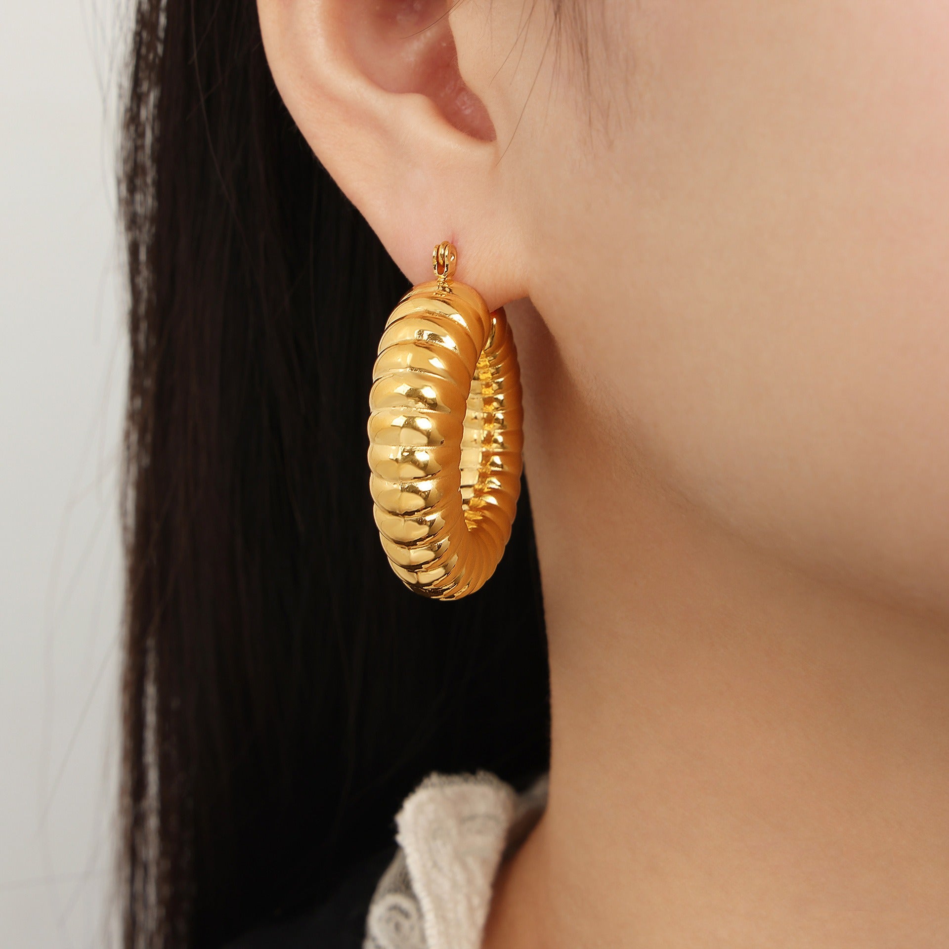 18K gold round earrings with twist design - JuVons