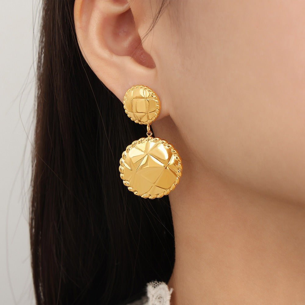 Graceful round/star-shaped earrings with striped design in 18K gold - JuVons