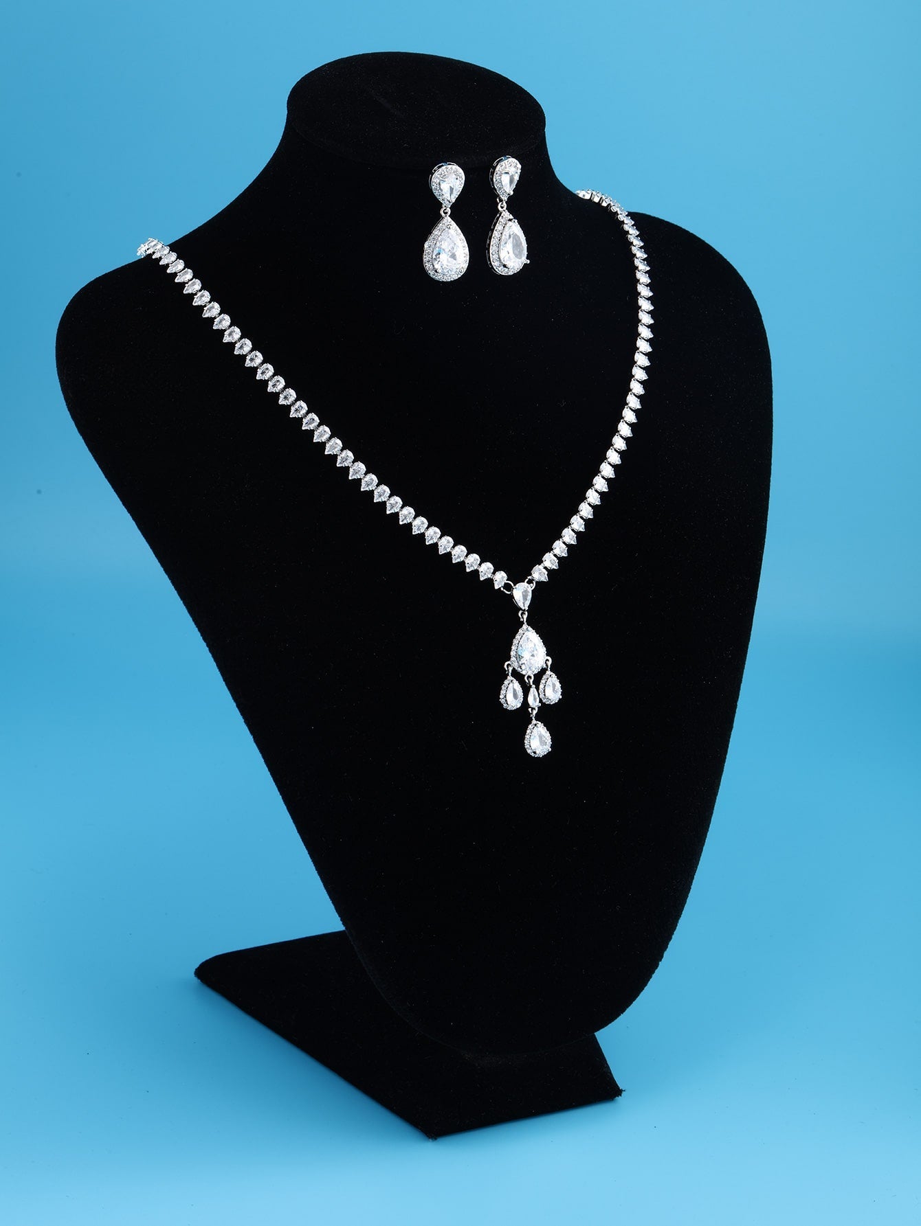 Stunning drop earrings & necklace set - JuVons