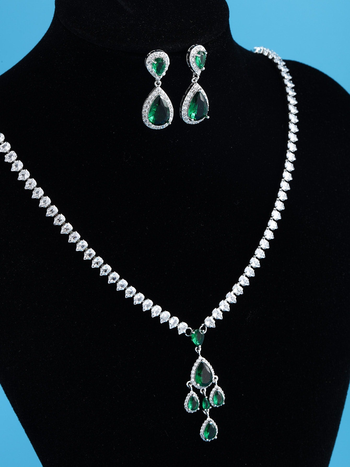 Stunning drop earrings & necklace set - JuVons