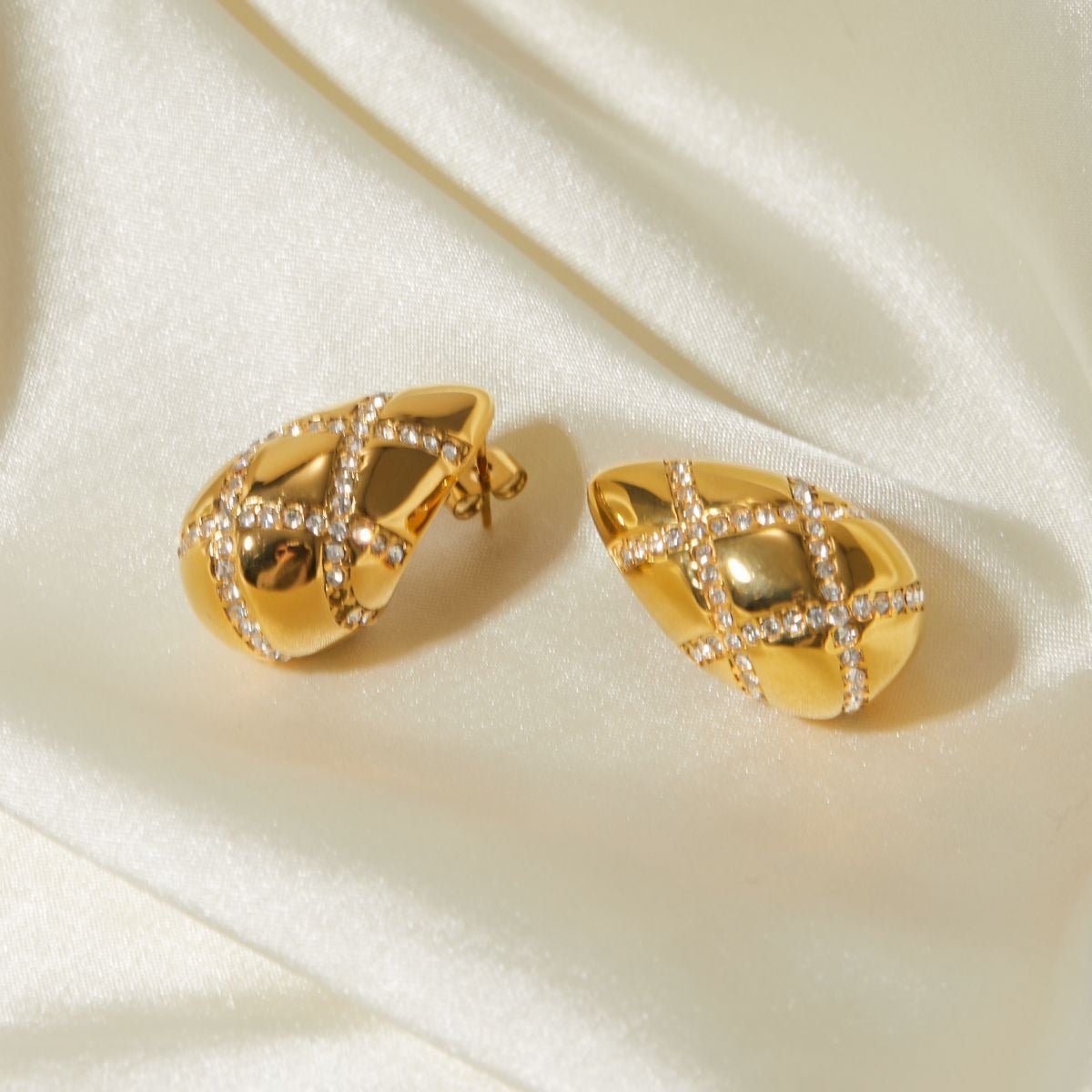 18k fashionable drop-shaped earrings with rhombus-set diamond design - JuVons