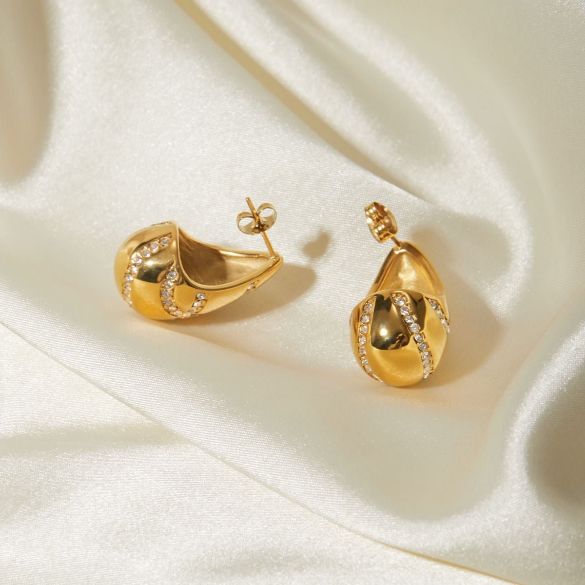 18k fashionable drop-shaped earrings with rhombus-set diamond design - JuVons